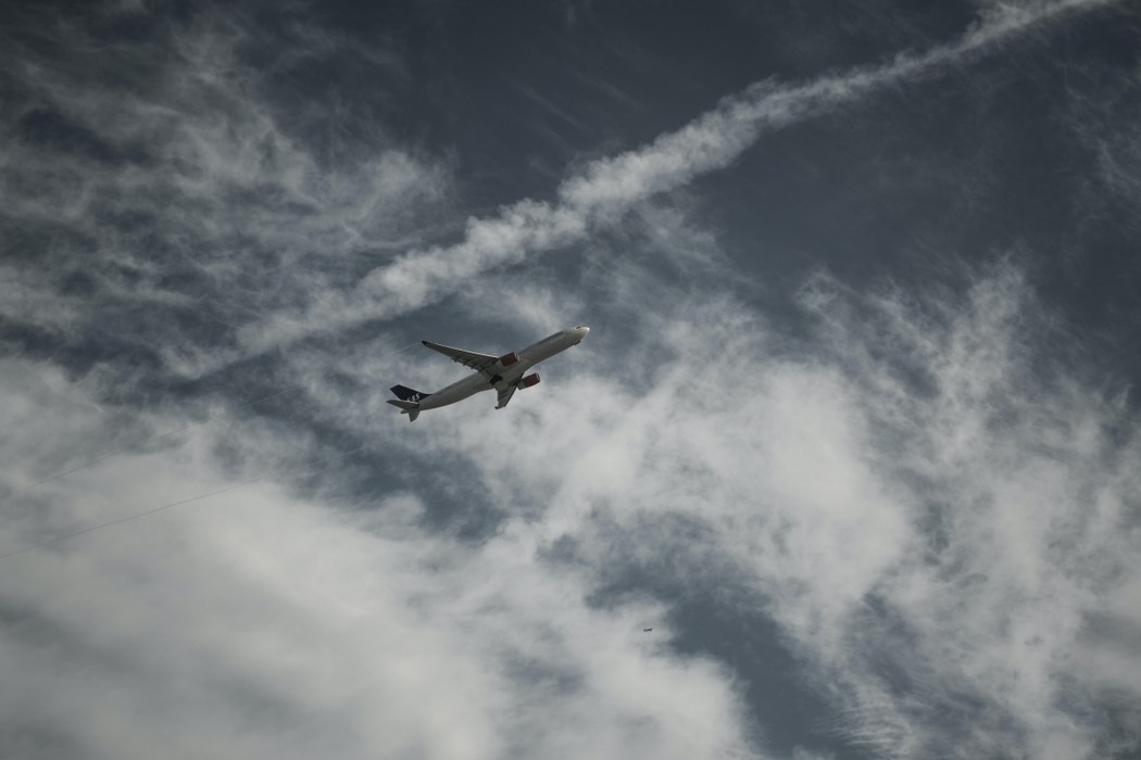 En mørk himmel med et fly i midten af billedet