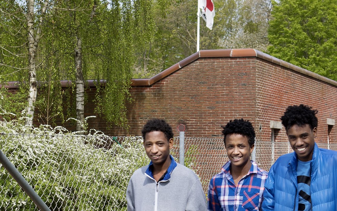 Foto af drenge unge drenge foran Jelling asylcenter 