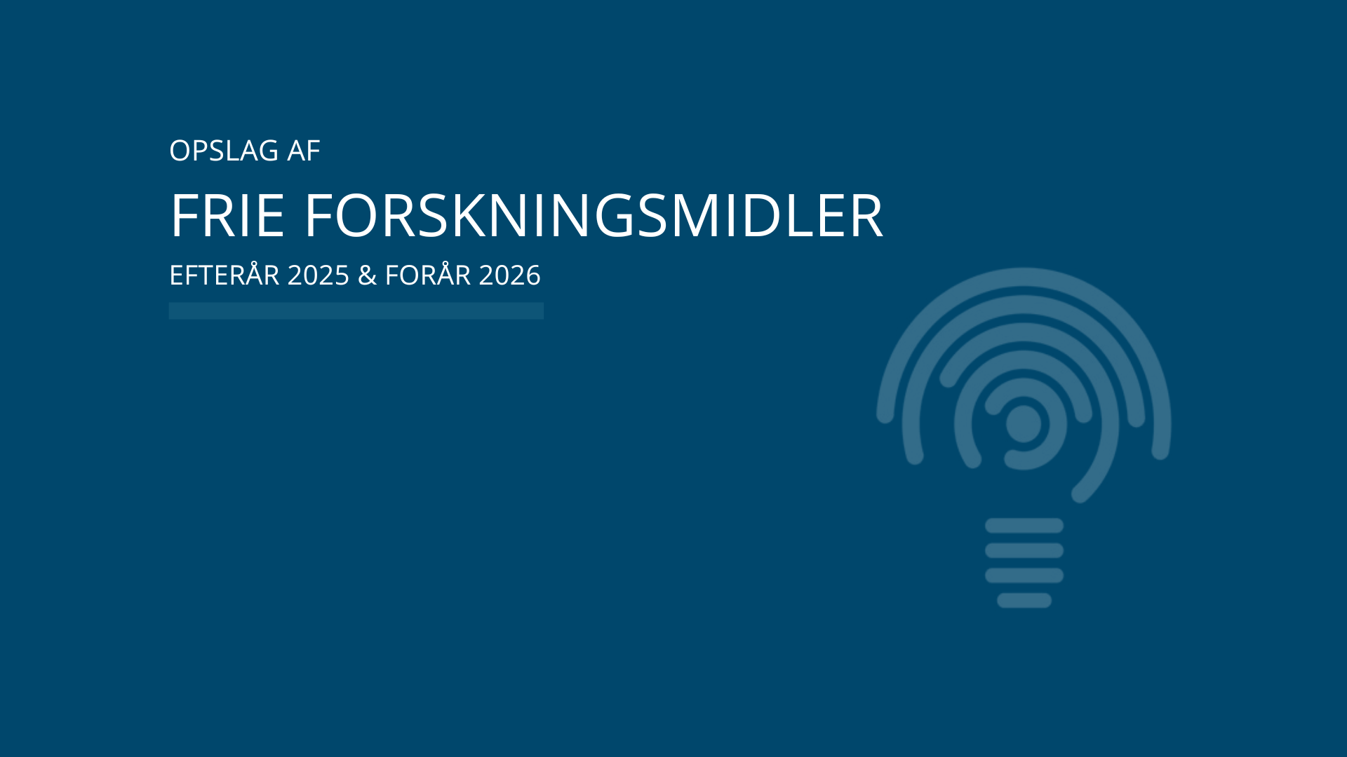 Mørkeblå baggrund med grafik af en elpære og teksten "Opslag af frie forskningsmidler"