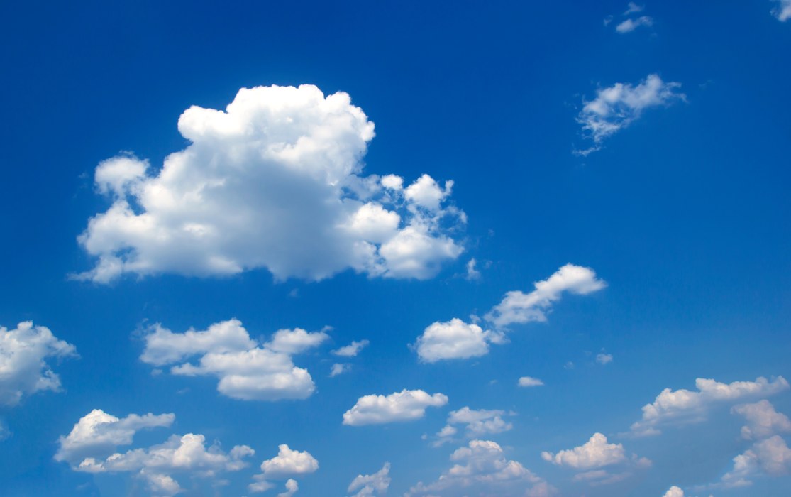 Billede af en blå himmel med nogle skyer