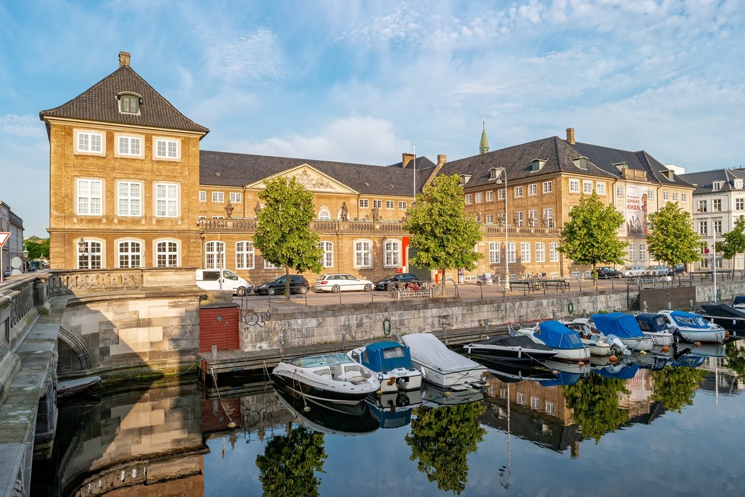 Billede af National museet i København taget på en sommeraften