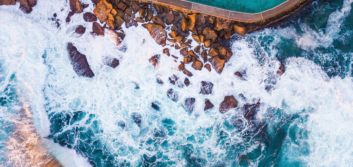 Unsplash foto af vand og sten ved Silas Baisch i Australien