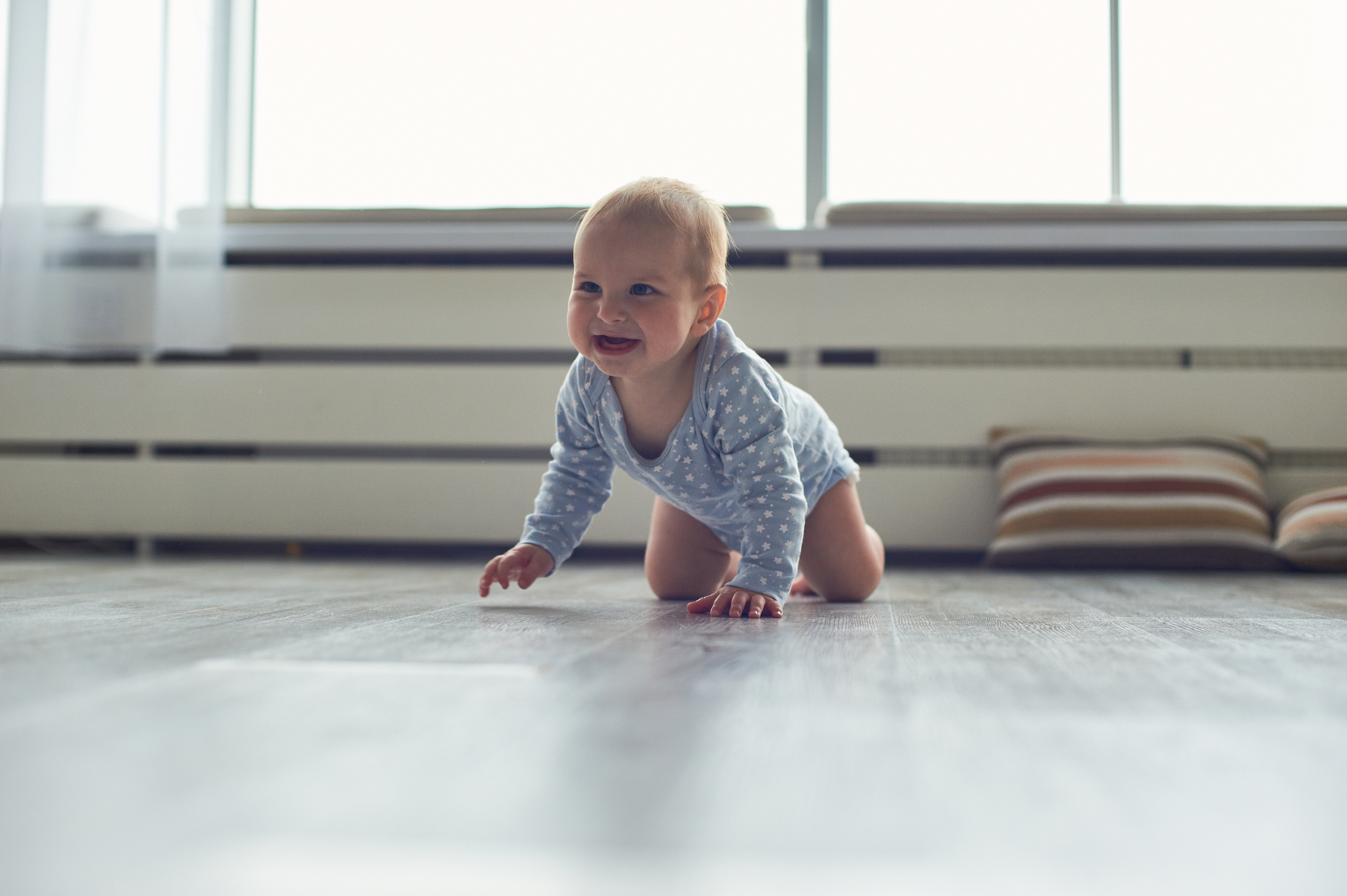 Baby der kravler på gulvet. 