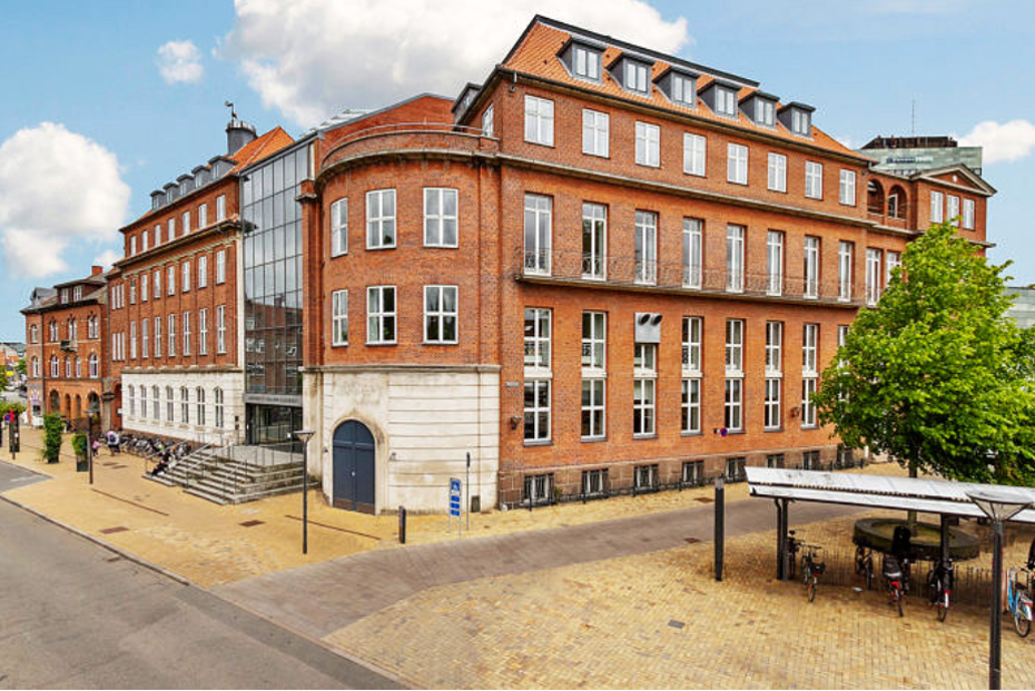 Foto af Asylgade 7 i Odense, hvor DFF's sekretariat holder til. Det er en rød murstensbygning på et hjørne