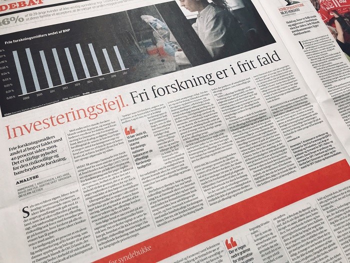 Foto af side i Politiken med overskriften Investringsfejl. Fri forskning er i frit fald