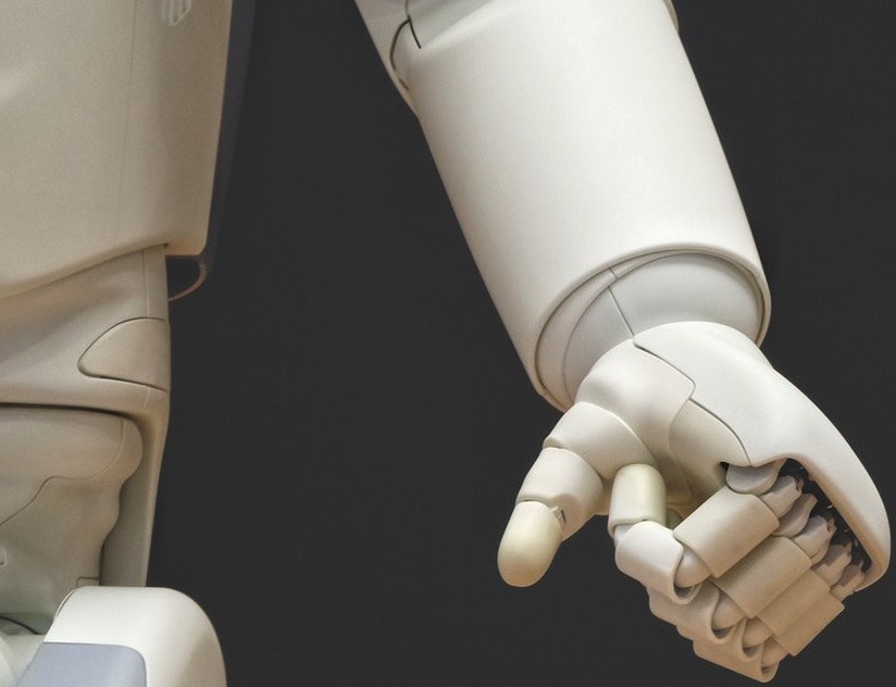 Foto af robotarm med knyttet næve